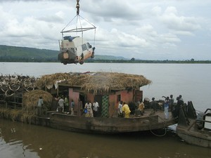 Verladen unseres Ford Transit in Bangui in der Zentralafrikanischen Republik, um nach Brazzaville und Kinshasa - Republik Kongo und Demokratische Republik Kongo - durch das Herz Afrikas zu schiffen